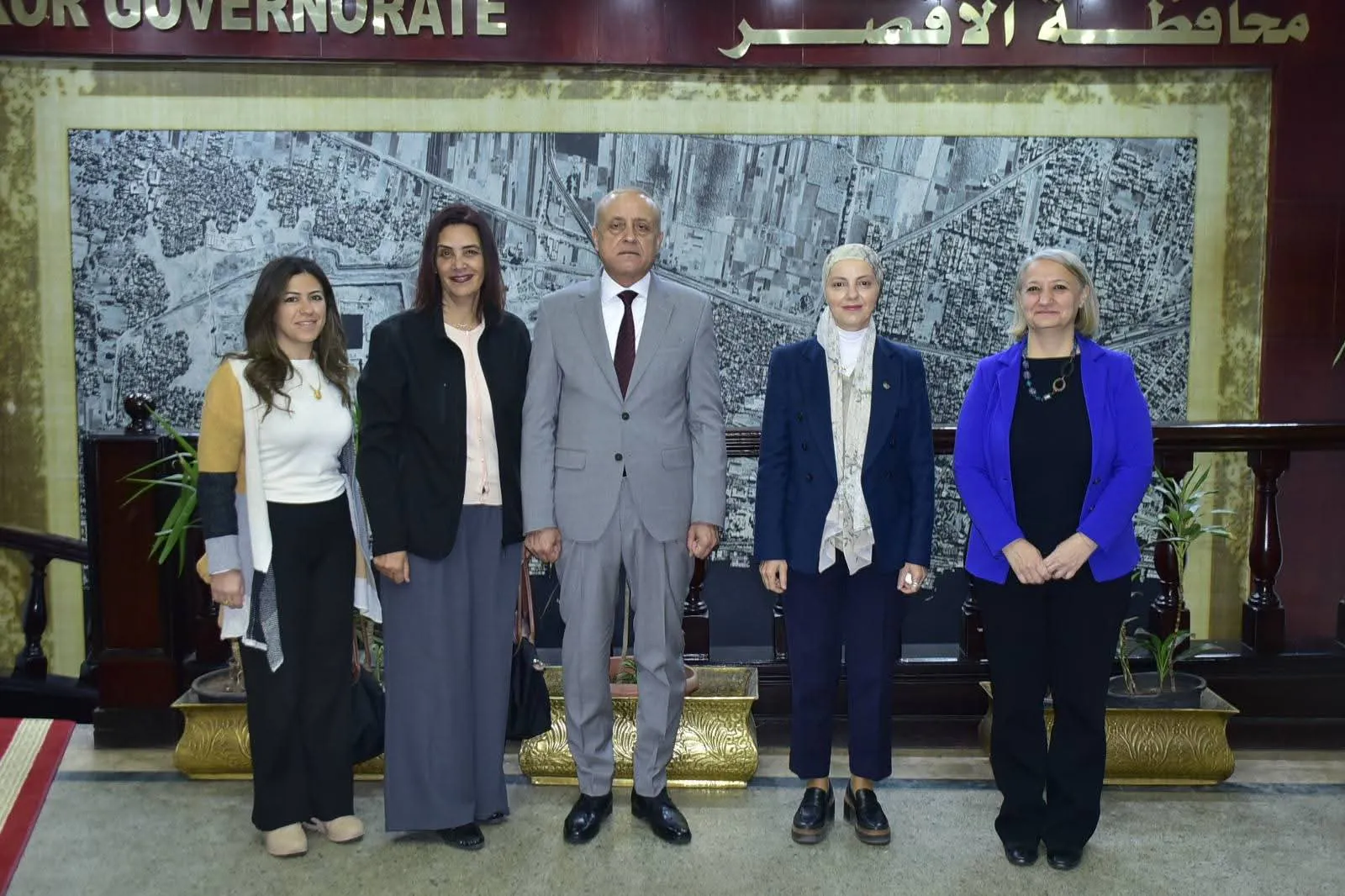 محافظ الاقصر مع وفد منظمة الاعذية محافظ الاقصر مع وفد منظمة الاعذية